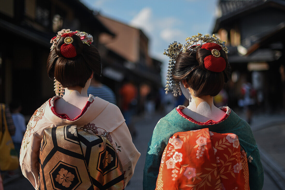 Gruppe von Frauen, die als Maikos gekleidet sind, in den Straßen von Kyoto, Japan