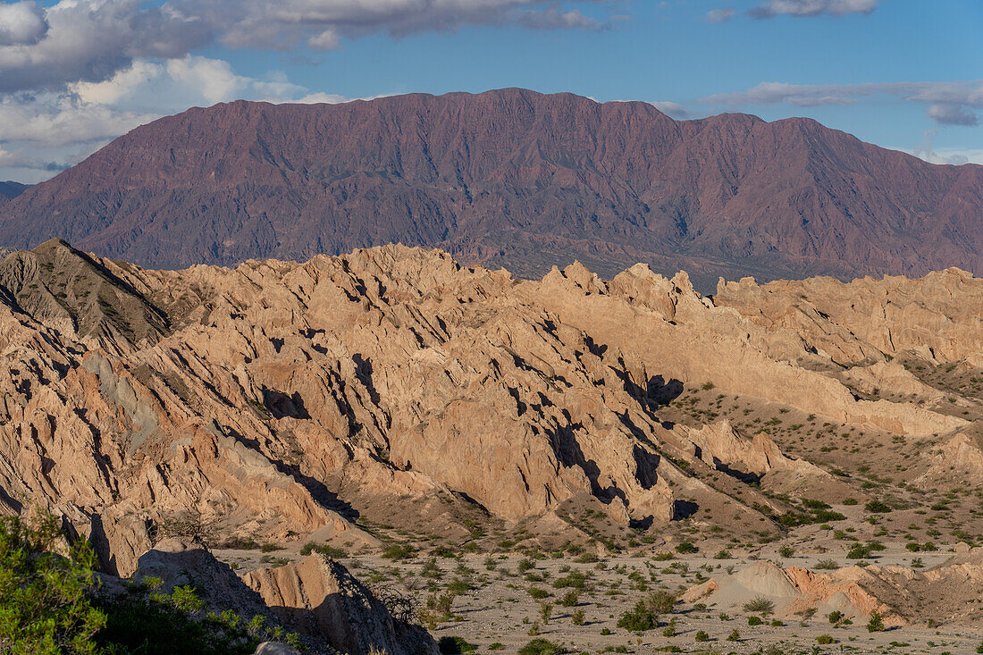 Die fantastische erodierte Landschaft des Naturdenkmals Angastaco im Calchaqui-Tal in der Provinz Salta, Argentinien