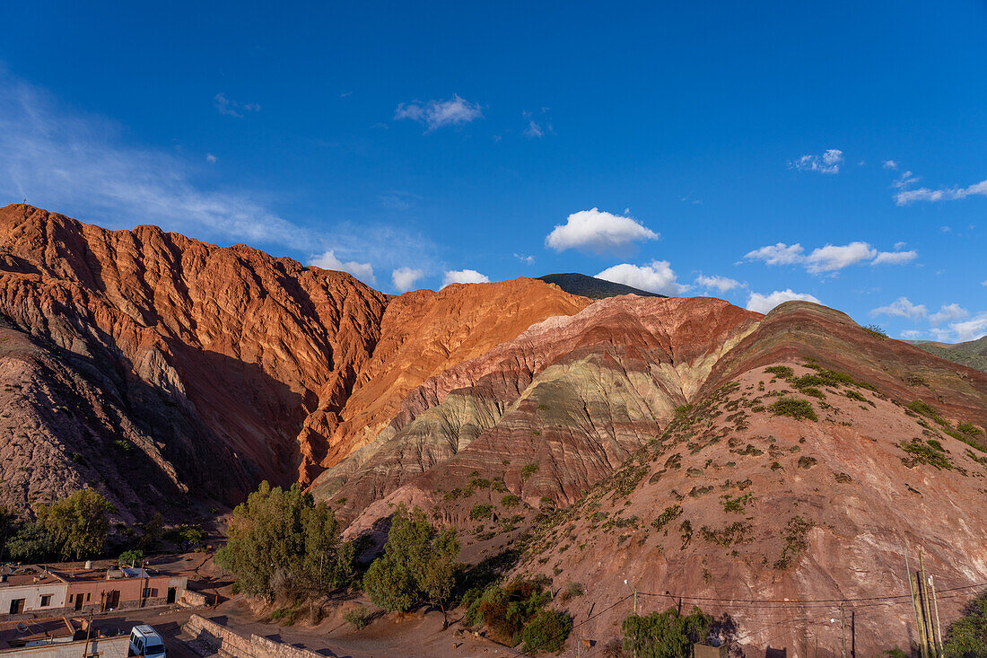 Gestreifte Gesteinsschichten auf dem Cerro de los Siete Colores (Hügel der sieben Farben) in Purmamarca, Argentinien