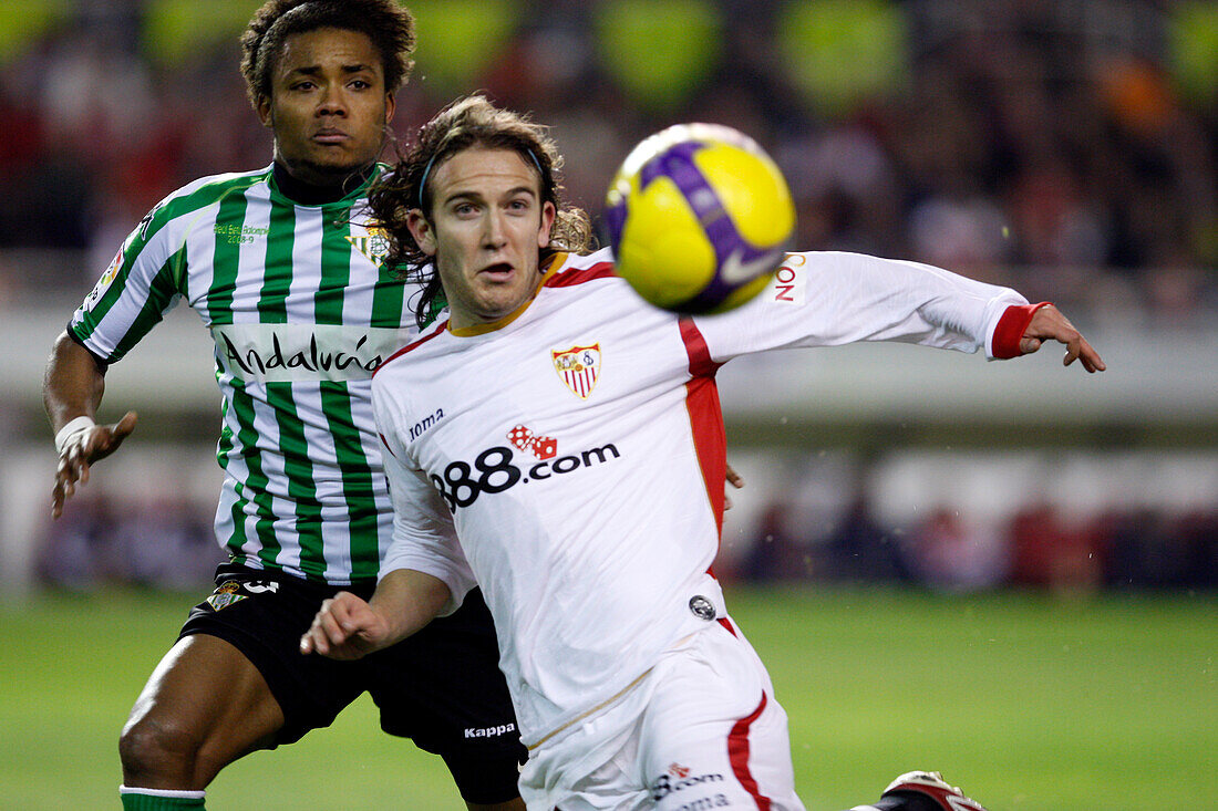 Sevilla, Spanien, 7. Februar 2009, Diego Capel vom FC Sevilla spielt einen Spielzug und wird dabei von Nelson von Real Betis behindert