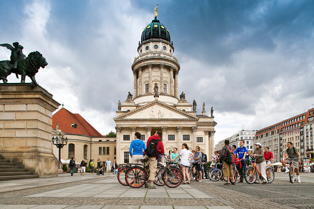 Berlin, Deutschland, 24. Juli 2009, Radfahrer versammeln sich auf dem Gendarmenmarkt und genießen die Kulisse des Französischen Doms in Berlin, Deutschland, an einem bewölkten Tag