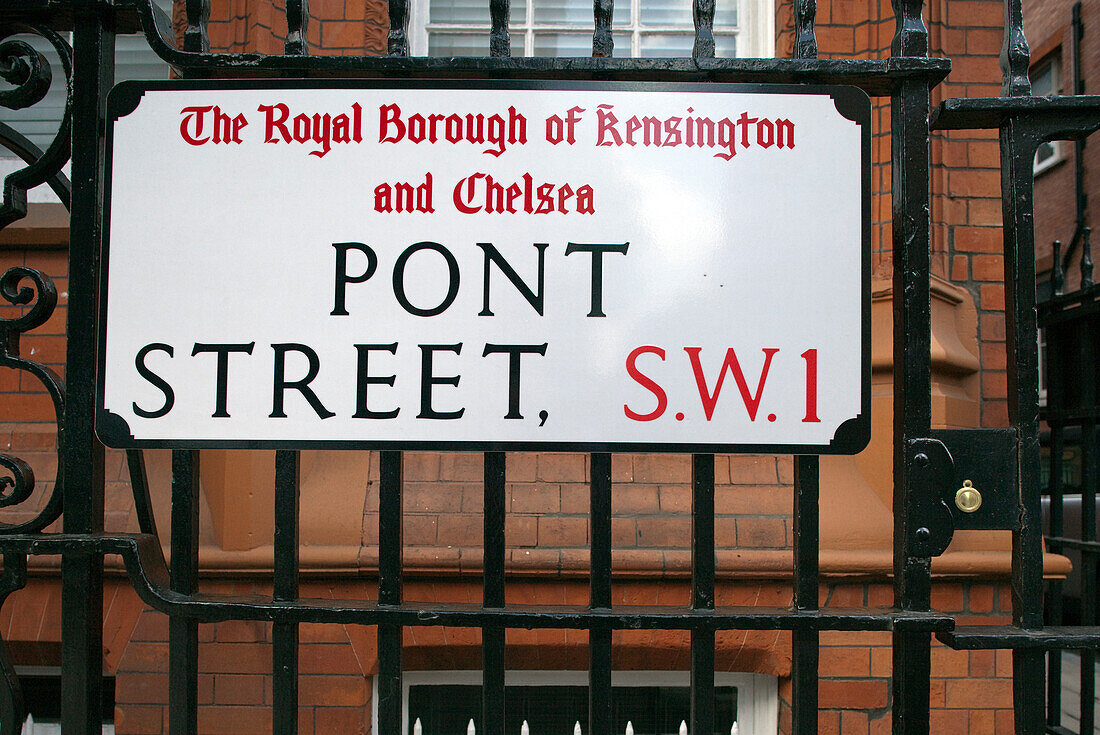 The sign for Pont Street in Kensington highlights the Royal Borough of Chelsea, capturing a glimpse of London’s urban charm.