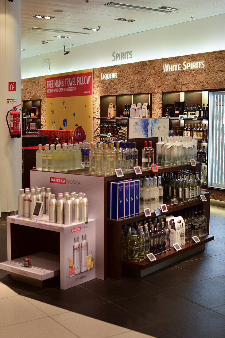 Spirituosen im Duty-Free-Laden am Flughafen Budapest