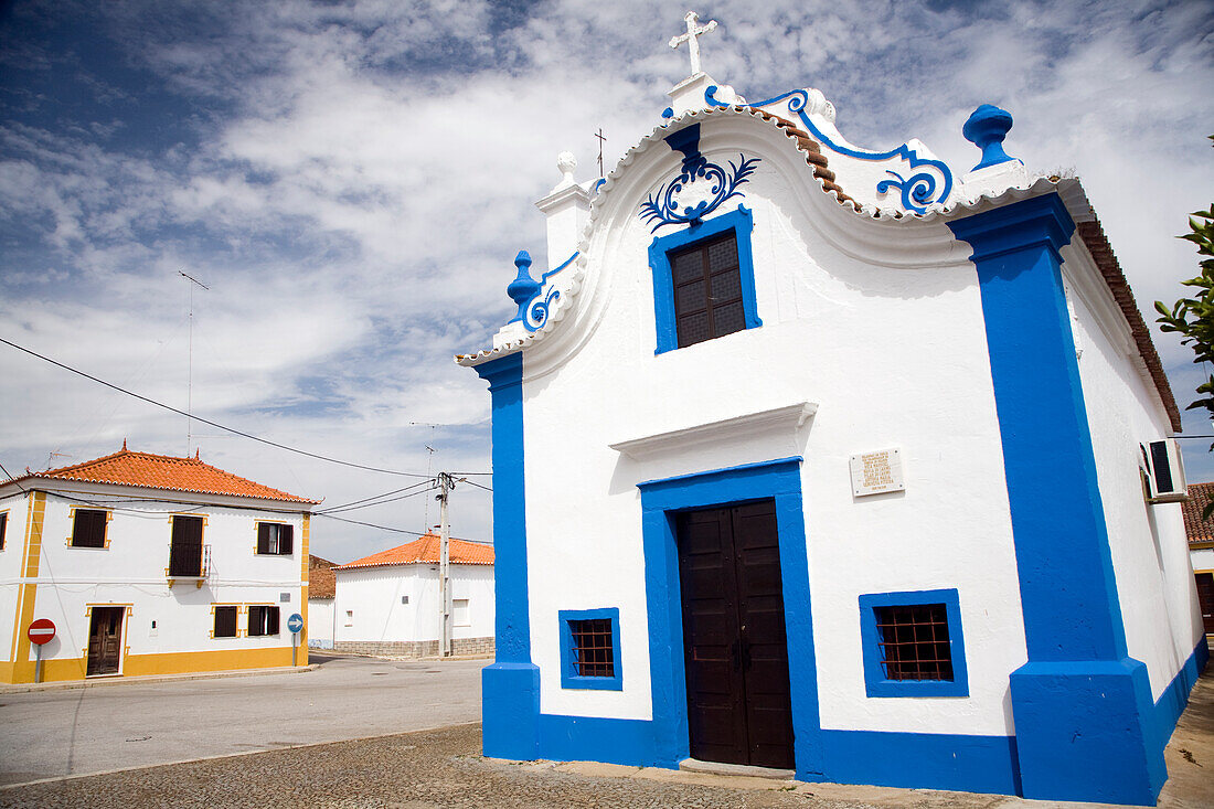 Die weiß-blaue Iglesia de Motrinos steht in dem charmanten Dorf Reguengos de Monsaraz unter einem bewölkten Himmel