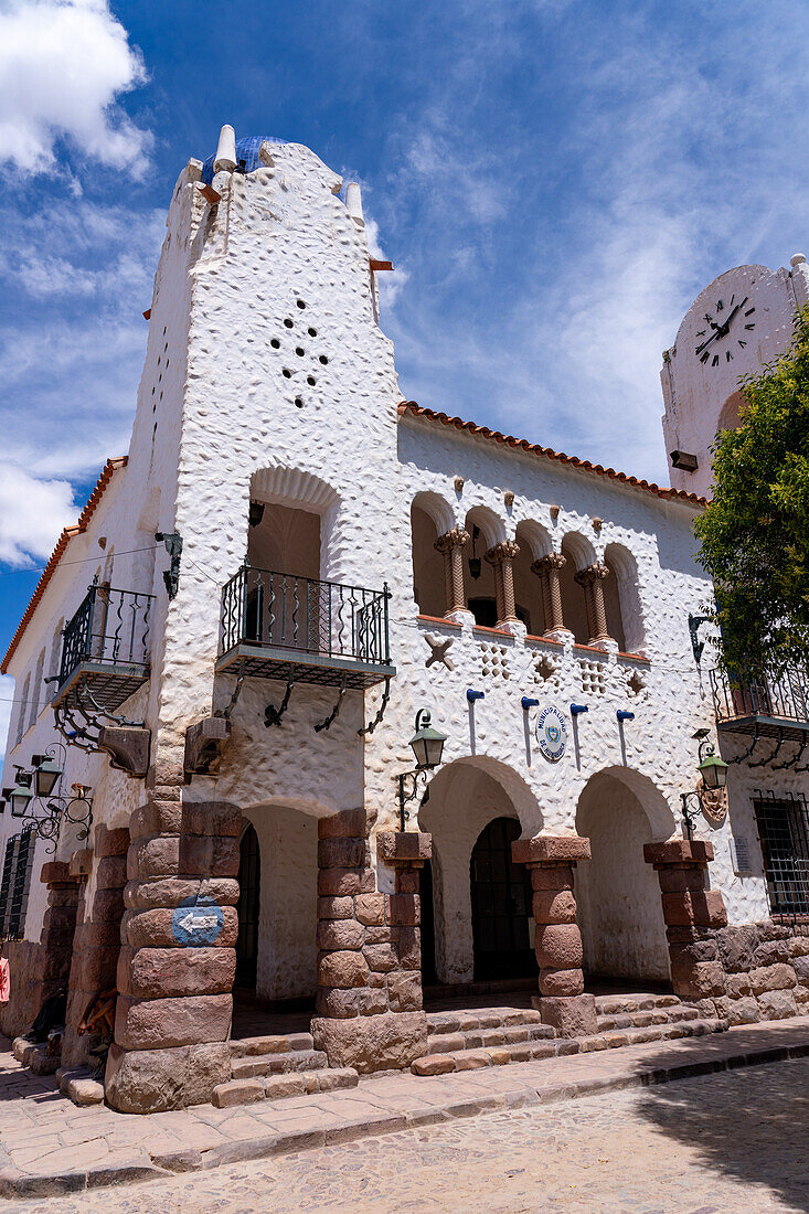 Das Rathaus oder Cabildo im spanischen und maurischen Stil auf der Plaza Gomez in Humahuaca, Argentinien