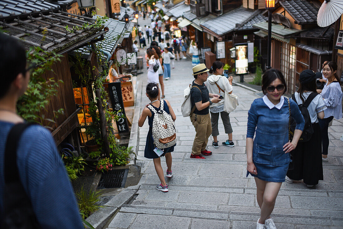 Sannenzaka and Ninenzaka Streets, pedestrian walks leading up the Kiyomizu temple in Kyoto, Japan