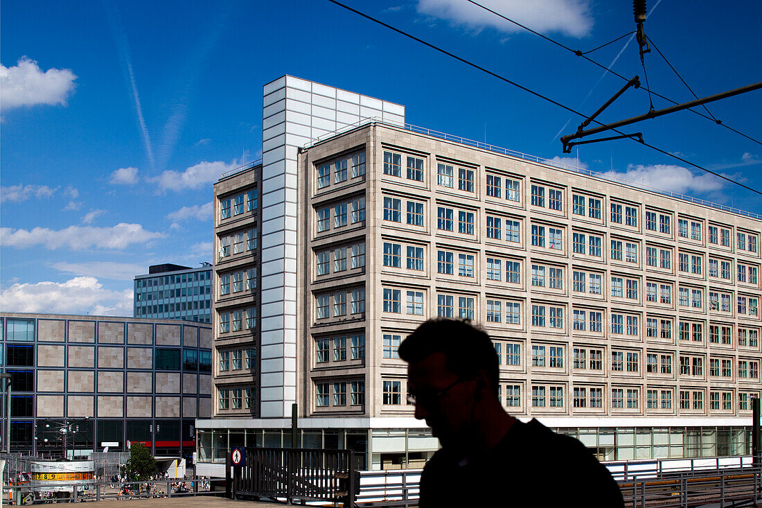 Ein lebendiger Blick auf den Alexanderplatz in Berlin, der die ikonische Architektur und die geschäftige Atmosphäre des Bahnhofs zeigt