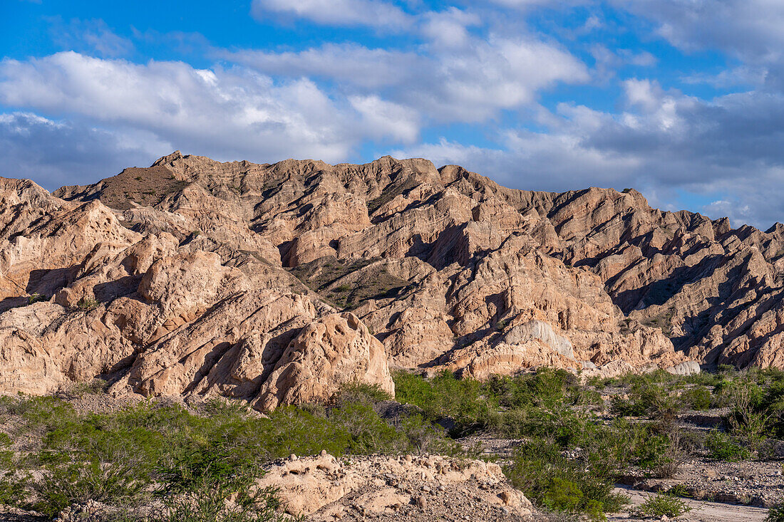 Die fantastische erodierte Landschaft des Naturdenkmals Angastaco im Calchaqui-Tal in der Provinz Salta, Argentinien