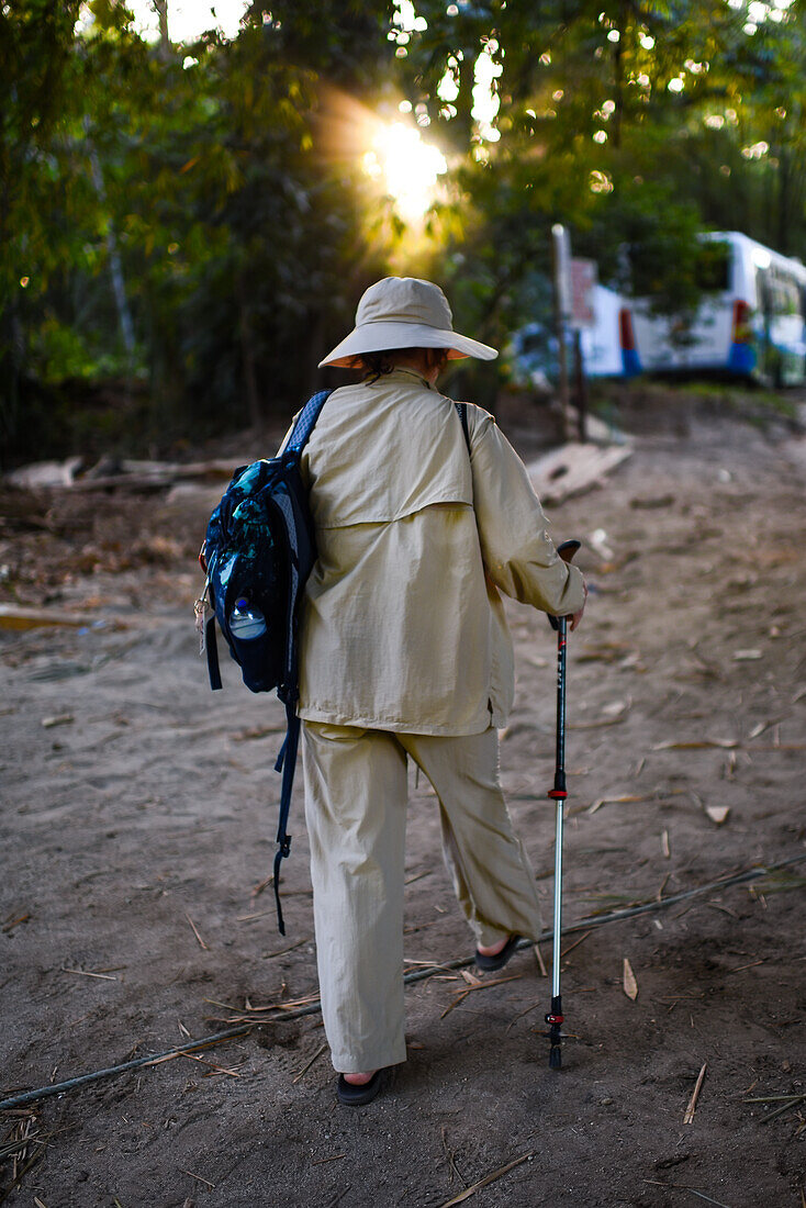 Ältere Frau beim Wandern in Santa Marta, Kolumbien