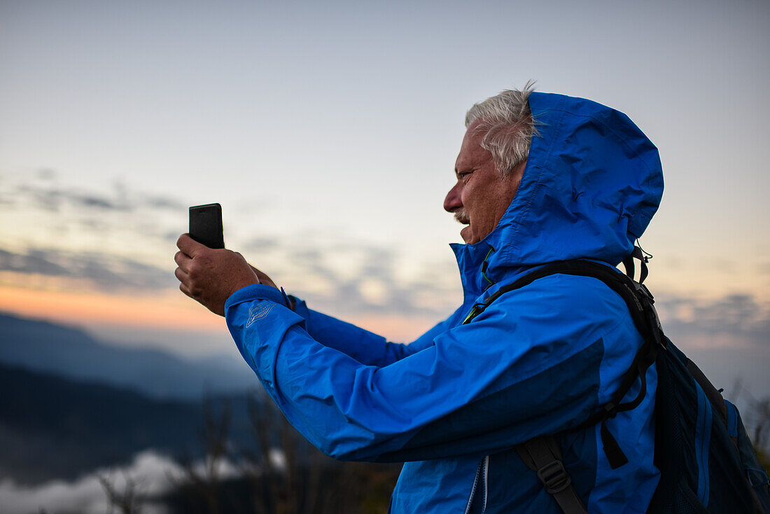 Mann genießt den Sonnenaufgang in der Sierra Nevada de Santa Marta, Kolumbien