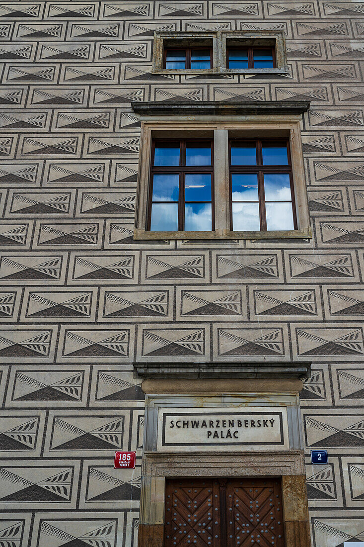 Fassade des Schwarzenberg-Palastes in Prag