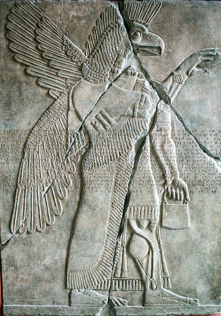 Berlin, Deutschland, 24. Juli 2009, Entdecken Sie die detaillierten assyrischen Reliefs, die geflügelte göttliche Wesen darstellen, im Pergamonmuseum in Berlin, das antike Kunstwerke präsentiert