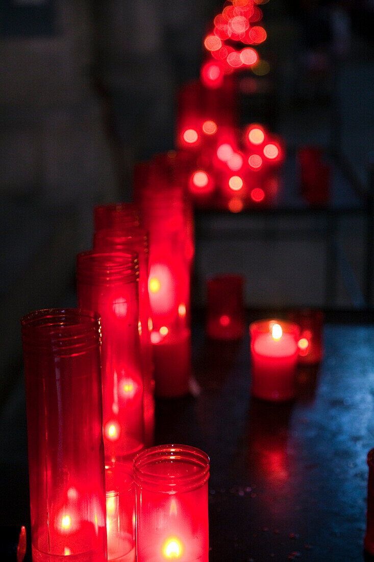 Rote Votivkerzen säumen das Innere von Santa María del Mar und verbreiten ein warmes Licht in der friedlichen Atmosphäre der Kirche