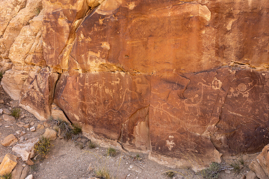 Drohnenansicht der Petroglyphentafel "Long-necked Sheep", Site 12, im Nine Mile Canyon in Utah. Im Nine Mile Canyon befinden sich Tausende von Felszeichnungen und Petroglyphen der amerikanischen Ureinwohner aus der vorspanischen Fremont-Kultur. Diese Felszeichnungen sind zwischen 800 und 1100 Jahre alt