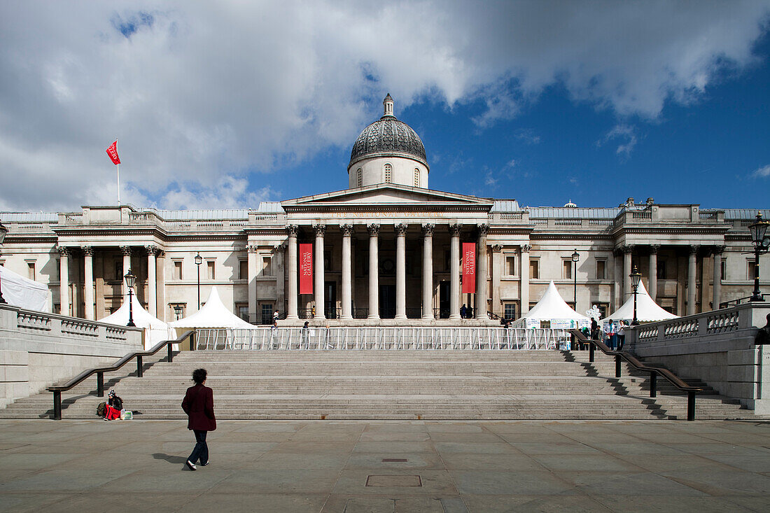 London, Großbritannien, 3. Mai 2009, Ein Besucher schlendert an einem klaren Tag am Trafalgar Square an den großen Stufen der National Gallery vorbei, die ihre architektonische Schönheit zur Schau stellt