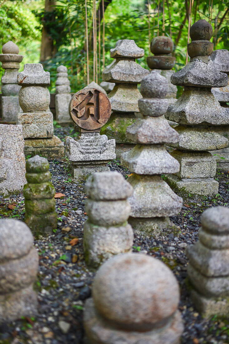 Antike Grabsteine im Kiyomizu-dera-Tempel in Kyoto, Japan