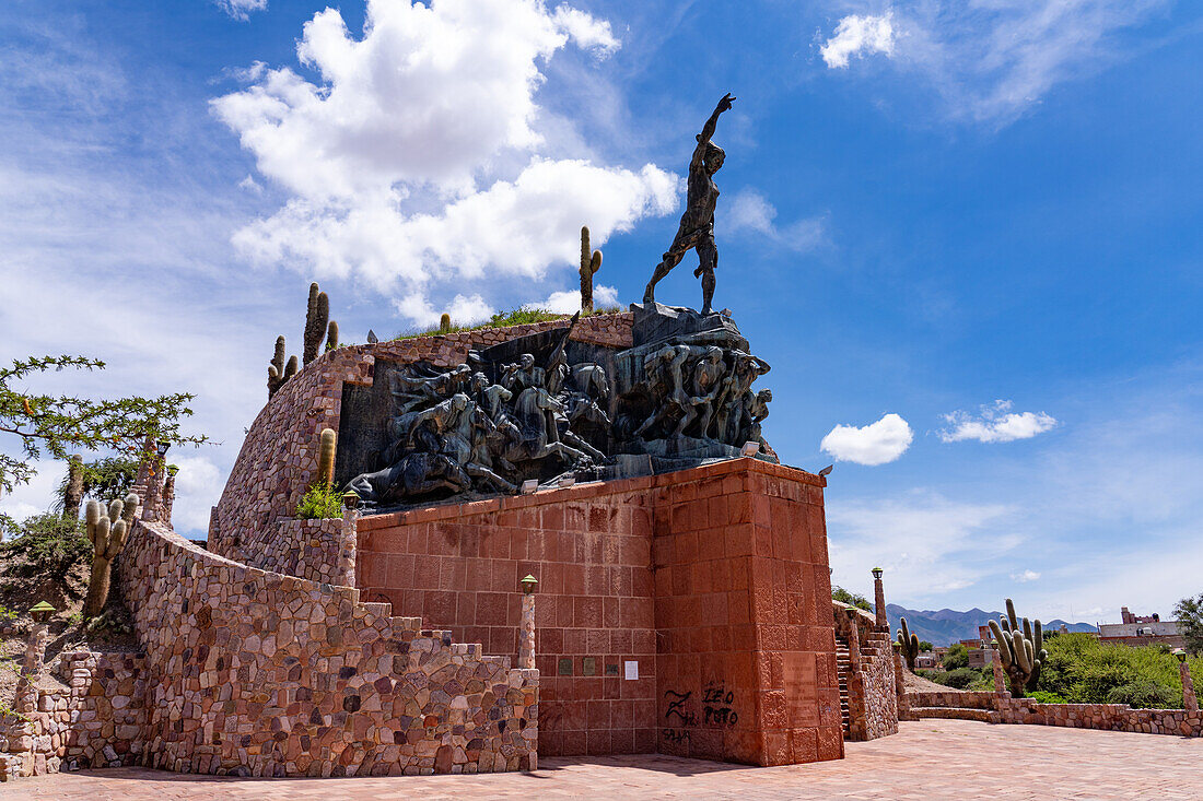 Monument für die Helden der Unabhängigkeit in Humahuaca im Humahuaca-Tal oder Quebrada de Humahuaca, Argentinien. Die einzige Statue auf dem Denkmal stellt einen indigenen Mann dar