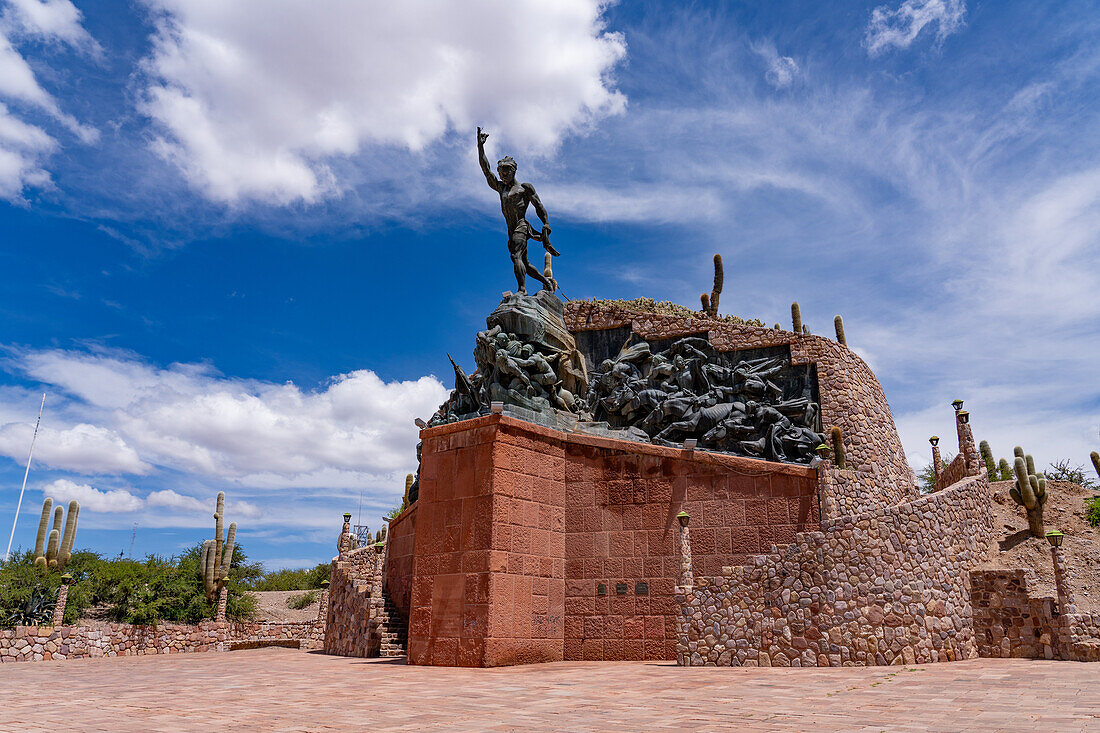 Denkmal für die Heroen der Unabhängigkeit in Humahuaca im Humahuaca-Tal oder Quebrada de Humahuaca, Argentinien. Die einzelne Statue auf dem Denkmal stellt einen indigenen Mann dar