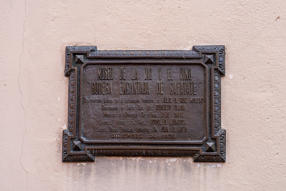 A bronze plaque about the Museo de la Vid y el Vino in Cafayate, Argentina.