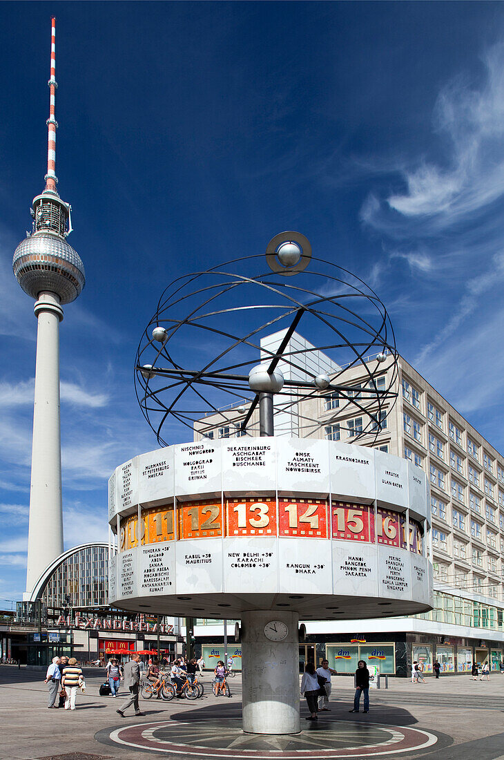 Berlin, Deutschland, 27. Juli 2009, Die Urania Weltzeituhr zeigt die aktuellen Uhrzeiten verschiedener Städte an, während der Fernsehturm am Alexanderplatz in Berlin emporragt