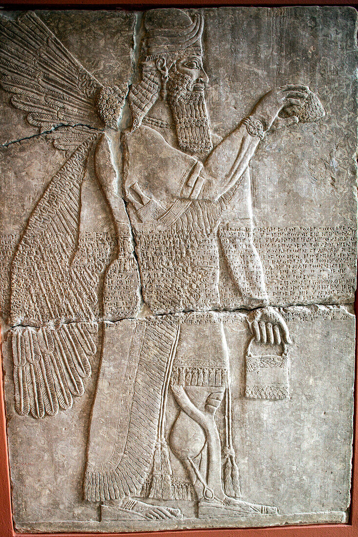 Berlin, Deutschland, 24. Juli 2009, Besucher bewundern komplizierte assyrische Alabasterreliefs, die geflügelte göttliche Wesen darstellen, im Pergamonmuseum in Berlin, Deutschland