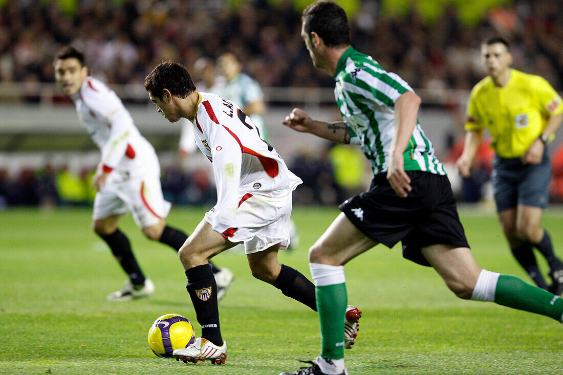 Sevilla, Spanien, 7. Februar 2009, Lautaro Acosta lenkt den Ball während eines hitzigen Spiels zwischen dem FC Sevilla und Real Betis am 7. Februar 2009 gekonnt ins Tor