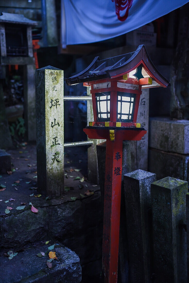 Erkundung des Fushimi Inari Taisha-Tempels bei Nacht, Kyoto, Japan