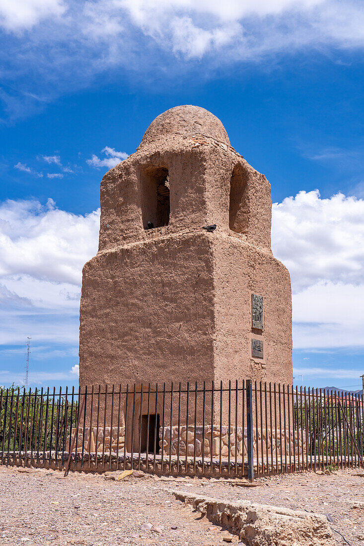 Adobe-Glockenturm der Kirche Santa Barbara, erbaut 1600 in Humahuaca in der Quebrada de Humahuaca, Argentinien