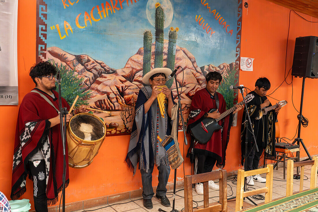 Indigene Aymara-Musiker spielen traditionelle Andenmusik in Humahuaca in der Quebrada de Humuhuaca, Argentinien