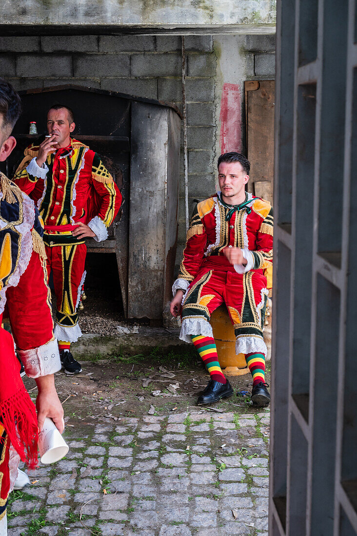 Traditionelles Mittagessen beim Fest des Heiligen Johannes von Sobrado, auch bekannt als Bugiada und Mouriscada de Sobrado, findet in Form eines Kampfes zwischen Mauren und Christen statt, lokal bekannt als Mourisqueiros und Bugios, Sao Joao de Sobrado, Portugal