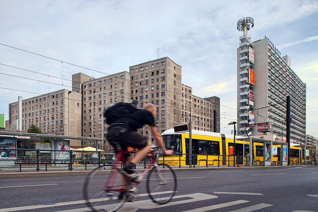 Berlin, Deutschland, 21. Juli 2009, Ein Radfahrer radelt an modernen Gebäuden in der Karl-Liebknecht-Straße in Berlin vorbei, während die Straßenbahn abends in der Nähe verkehrt