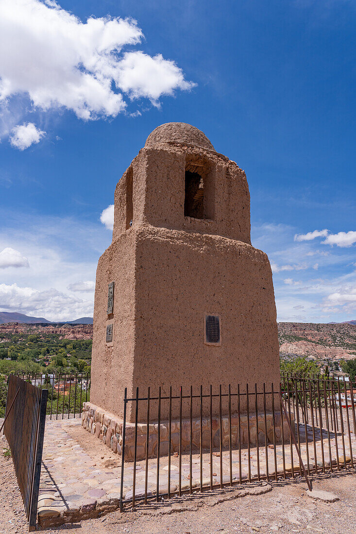 Adobe-Glockenturm der Kirche Santa Barbara, erbaut im Jahr 1600 in Humahuaca in der Quebrada de Humahuaca, Argentinien