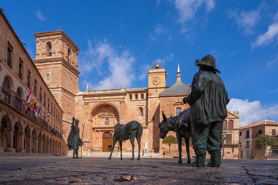 Skulptur von Don Quijote und Sancho Panza, Plaza Mayor, Hauptplatz, Villanueva de los Infantes, Ciudad Real, Kastilien-La Mancha, Spanien, Europa