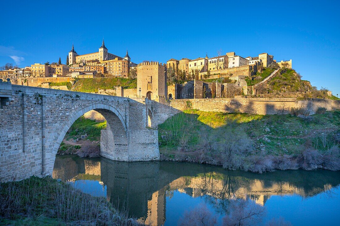 Blick vom Hafen und der Brücke von Alcantara, Toledo, UNESCO-Welterbe, Kastilien-La Mancha, Spanien, Europa