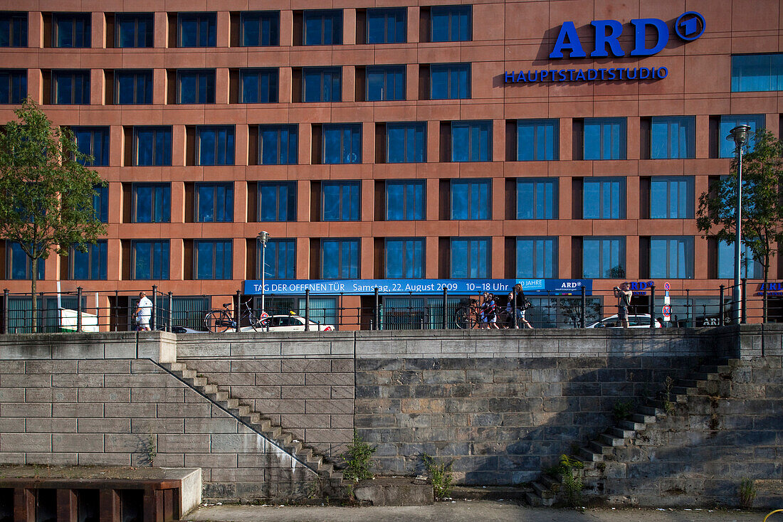 Das Gebäude des ARD-Hauptstadtstudios mit seinem zeitgenössischen Design entlang der Spree in Berlin unterstreicht den modernen Charakter der Stadt