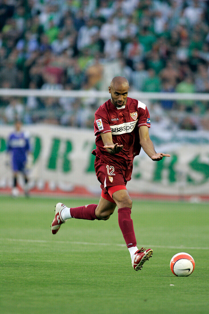 Sevilla, Spanien, 11. Mai 2008, Kanoute schlägt den Ball in einem spannenden Lokalderby zwischen Real Betis und Sevilla FC im Stadion Ruiz de Lopera