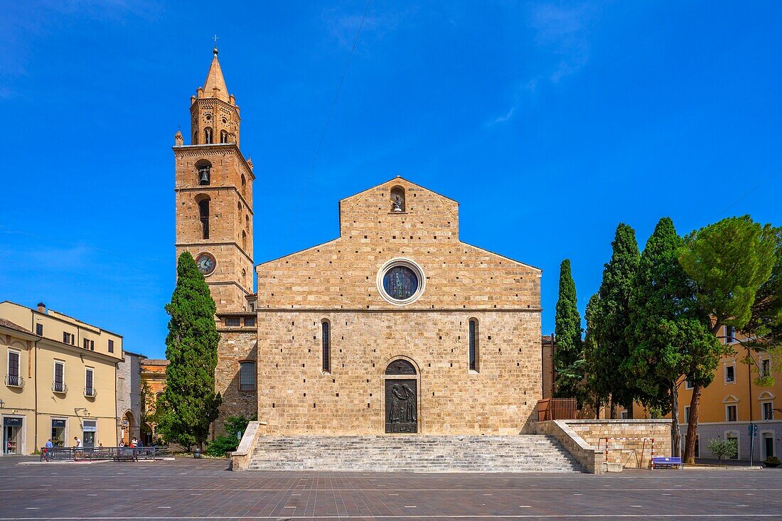 Facade of Piazza Martiri della Liberta, Cathedral of Santa Maria Assunta, Teramo, Abruzzo, Italy, Europe