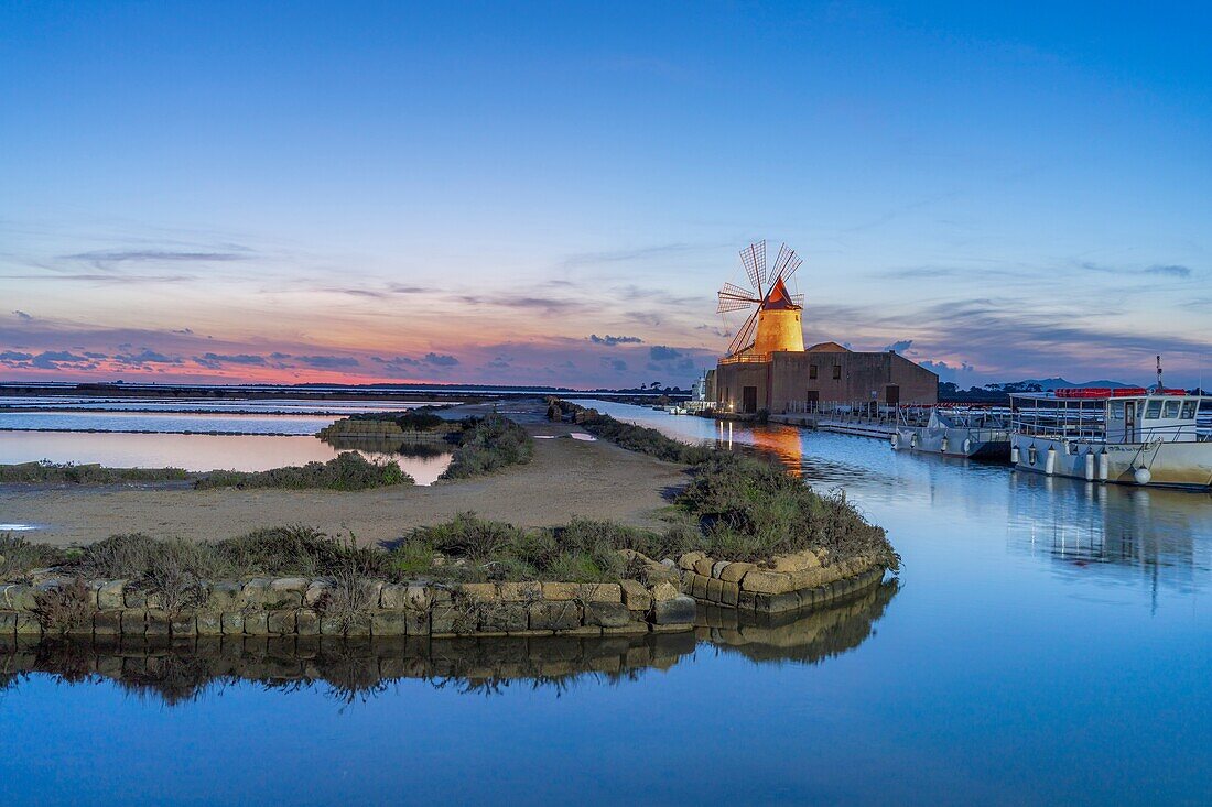 Windmühle und Salinen Ettore und Infersa, Marsala, Trapani, Sizilien, Italien, Mittelmeerraum, Europa