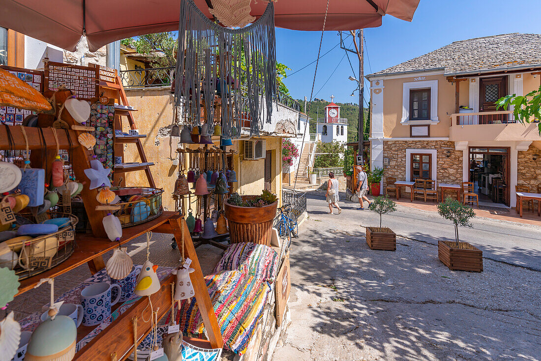 Blick auf Souvenirs, Uhrenturm der griechisch-orthodoxen Kirche und Restaurant, Theologos, Thassos, Ägäisches Meer, Griechische Inseln, Griechenland, Europa