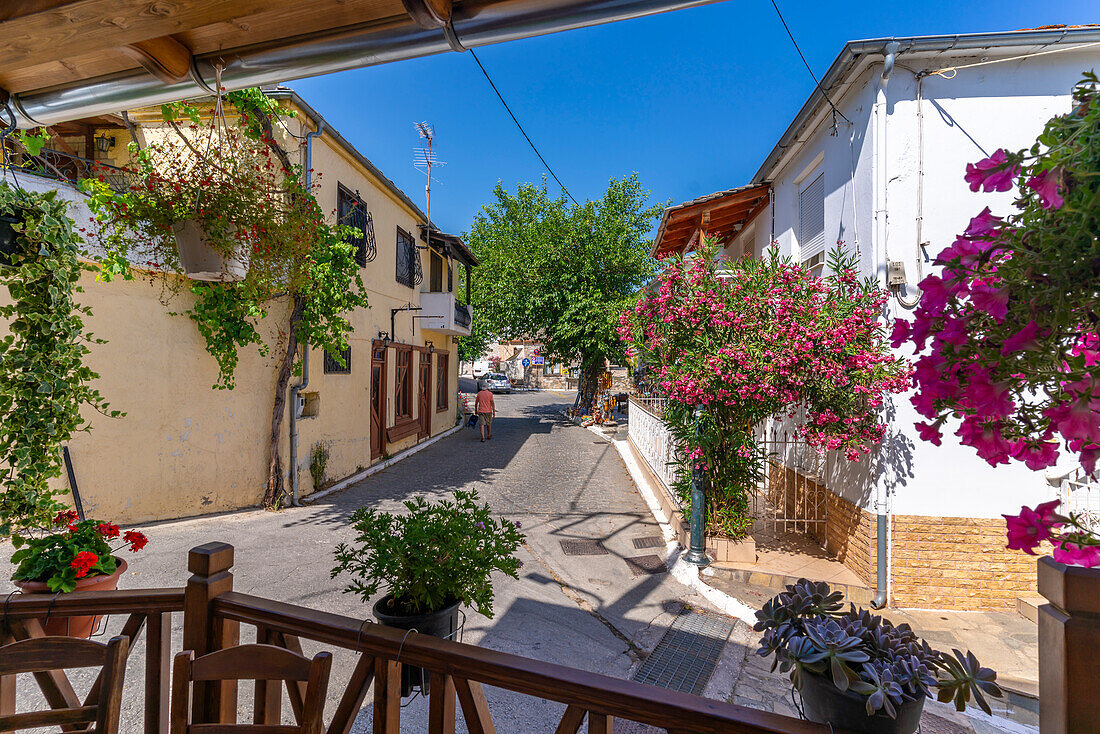 Blick auf die Hauptstraße in Theologos, Theologos, Thassos, Ägäisches Meer, Griechische Inseln, Griechenland, Europa