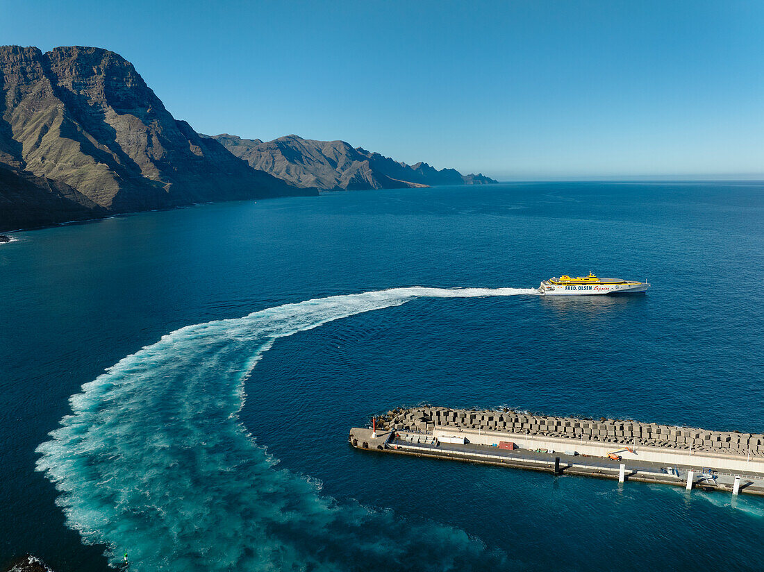 Ferry leaving the harbour of Puerto de las Nieves, Gran Canaria, Canary Islands, Spain, Atlantic, Europe