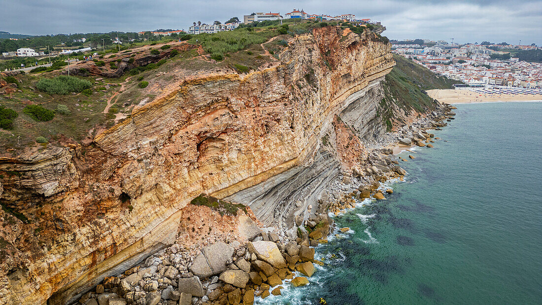 Die steilen Klippen von Nazare, Oeste, Portugal, Europa