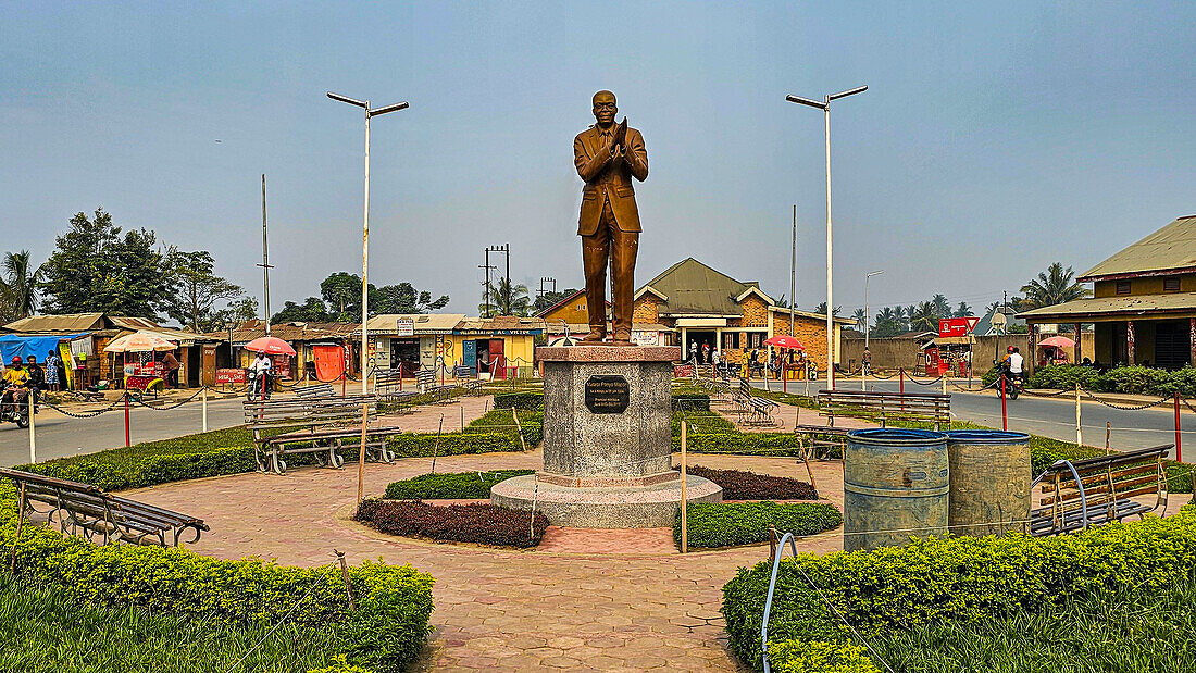 Historische Gebäude rund um den Hauptplatz, Statue von Matata Ponyo von Maniema, Kindu, Maniema, Demokratische Republik Kongo, Afrika