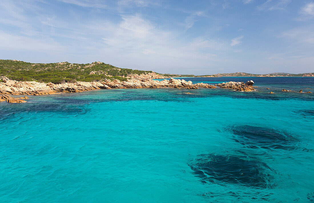 Blick über klares türkisfarbenes Wasser auf felsige Landzunge am nördlichen Ende der Spiaggia Rosa, Insel Budelli, Nationalpark La Maddalena Archipelago, Sassari, Sardinien, Italien, Mittelmeer, Europa