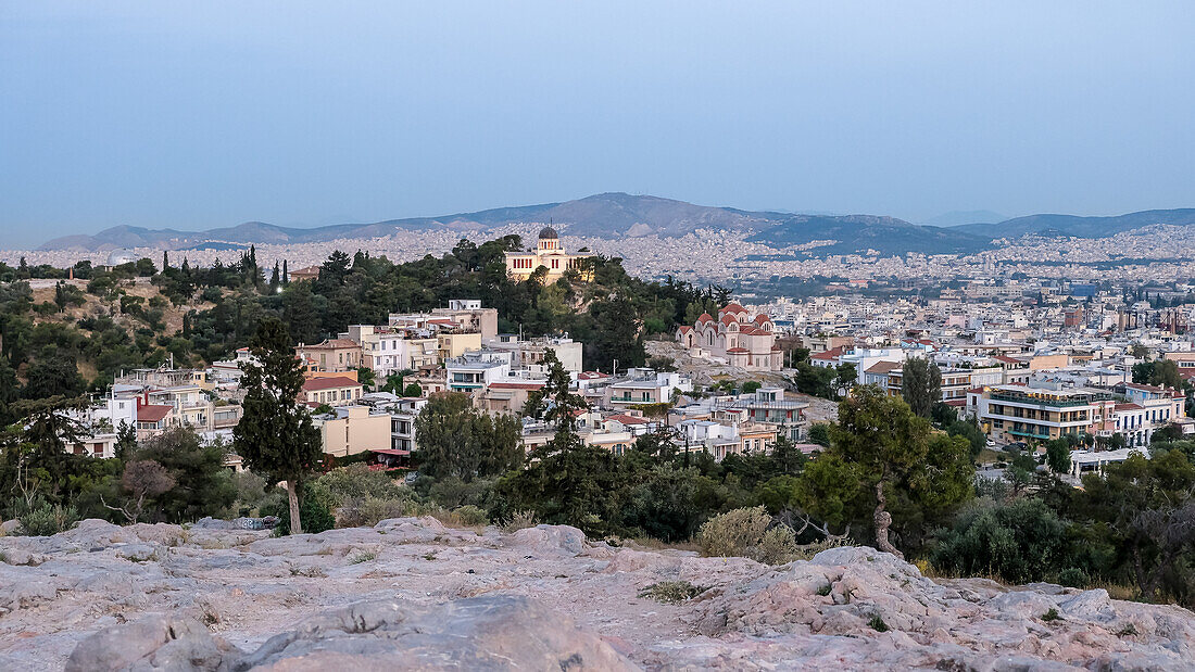 Landschaft von Athen vom Areopag aus, einem bemerkenswerten Felsvorsprung nordwestlich der Akropolis, Athen, Griechenland, Europa