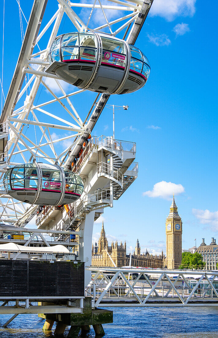 Blick auf das London Eye und Big Ben (The Elizabeth Tower) vom Palace of Westminster, London, England, Vereinigtes Königreich, Europa