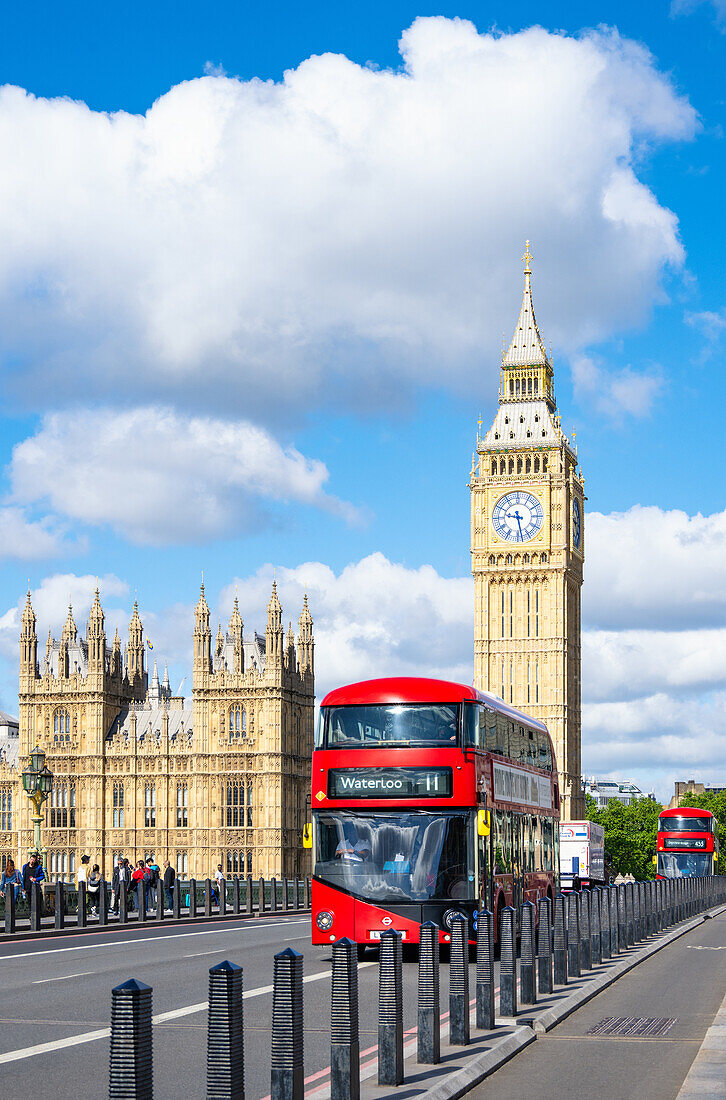 Blick auf Big Ben (The Elizabeth Tower) und den Palace of Westminster, von der Westminster Bridge aus gesehen, London, England, Vereinigtes Königreich, Europa