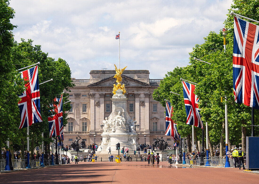 View along The Mall towards Victoria Memorial and Buckingham Palace, London, England, United Kingdom, Europe