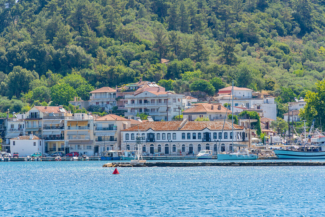 Blick auf Gebäude und Hafen in Thassos-Stadt, Thassos, Ägäisches Meer, Griechische Inseln, Griechenland, Europa