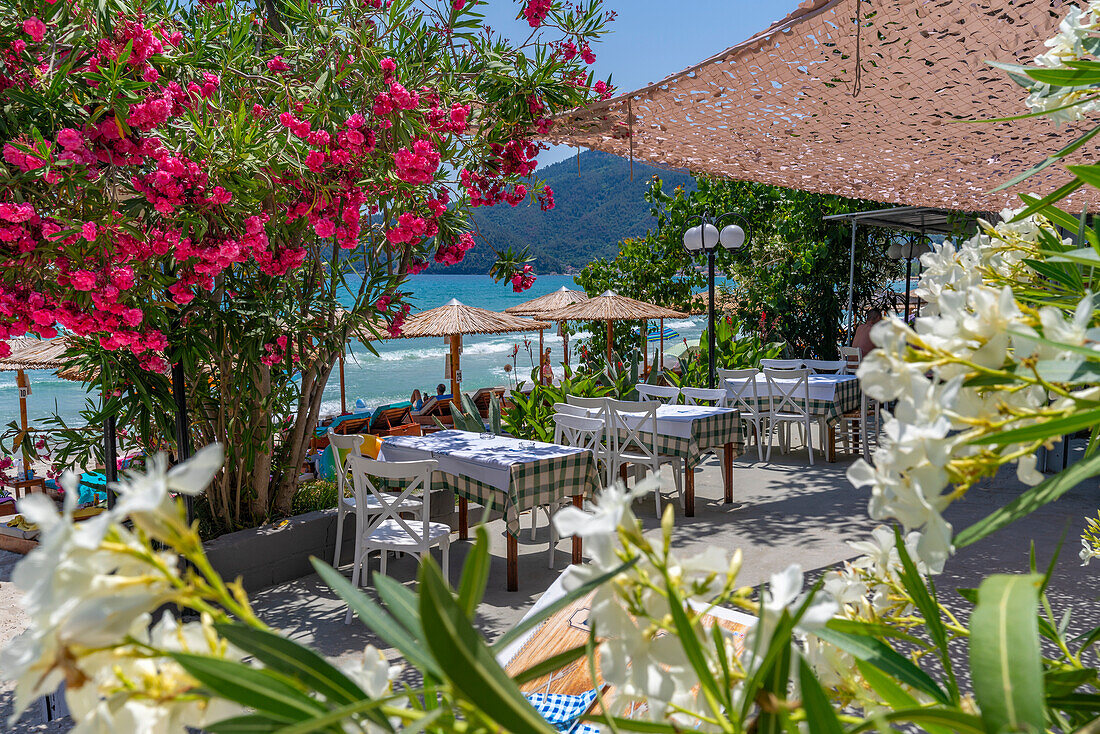 Blick auf das Strandrestaurant am Goldenen Strand von Chrysi Ammoudia, Thassos, Ägäisches Meer, Griechische Inseln, Griechenland, Europa